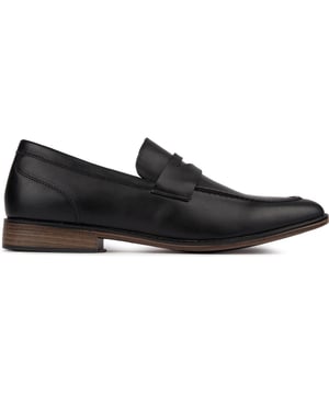 Mantenlo fresco y clásico con el elegante mocasín Leader negro de Soletrader, una prenda imprescindible para el caballero moderno y un elemento esencial elegante para tu guardarropa, así como el compañero perfecto para cualquier look elegante. Con mocasines, detalles de costuras y plantilla interior con la marca, estos zapatos elegantes y atemporales son elegantes sin esfuerzo.
