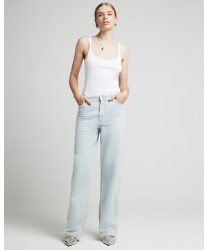 High waisted, Relaxed straight fit, Textured denim fabric, Belt loops, Classic 5 pockets, Button and zip fastening