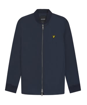 La chaqueta azul marino de Lyle & Scott es ligera y presenta el logotipo de la marca. Tiene cierre de cremallera central. Esta chaqueta de corte regular se ajusta fiel a la talla con una insignia de la marca en la parte delantera izquierda del pecho. Chaqueta azul Lyle & Scott, hecha en China, 100 % poliester, logotipo de la marca en el pecho, cierre de cremallera central., Ajuste regular, talla fiel a Talla, insignia de la marca en la parte delantera izquierda del pecho, abrigo azul