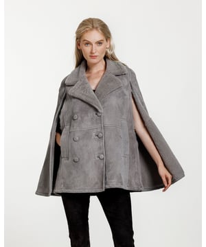 Warm blijven betekent niet dat je moet inleveren op stijl. Deze jas met dubbele knopen is gemaakt van gekruld merinosuède en heeft open cape mouwen voor een elegante maar ongegeneerd stijlvolle look.