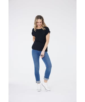 Esta camiseta texturizada y elegante tiene un excelente drapeado, un tacto suave y rápidamente se convertirá en una nueva favorita. Tiene mangas cortas con dobladillo, un favorecedor escote redondo y viene en un clásico color negro. Su silueta de ajuste fácil significa que puede ser metida dentro de unos jeans, llevada de forma casual con faldas o vestida por la noche con tus leggings de PU favoritos.

100% Poliéster

Lavado a máquina a 30°