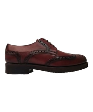 Zapato oxford de caballero con detalles de costuras en la zona alta del empeine con cierre de cordones. Cuenta con una cómoda suela y una planta antideslizante.