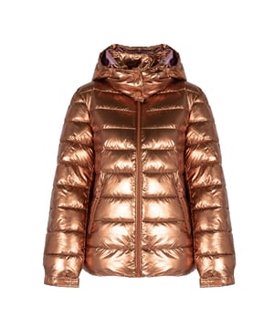 De "Puffer" jas met metallic afwerking is een ideale keuze voor koude dagen wanneer je stijl en functionaliteit wilt combineren. Dankzij de Thermore®-technologie geniet je niet alleen van de warmte, maar ook van de lichtheid, waardoor het jack je niet belemmert in je bewegingen en uiterst comfortabel is om te dragen. De metallic afwerking zorgt voor een moderne, modieuze look die de aandacht trekt en je doet opvallen.

Een hoge kraag met capuchon biedt extra bescherming tegen wind en kou en geeft het jack een moderne look. Dit is een uitstekende oplossing voor wisselende weersomstandigheden. De capuchon kan eenvoudig worden verwijderd of versteld, zodat je de jas kunt aanpassen aan verschillende stijlen en weersomstandigheden.

De lange mouwen zijn zo ontworpen dat ze perfect aansluiten op het lichaam, wat het comfort verhoogt en beschermt tegen de kou. Elastische manchetten voorkomen dat koude lucht binnendringt, waardoor de jas nog functioneler en comfortabeler wordt.

De versierde binnenkant van de jas is een verborgen element dat de jas een luxueus karakter geeft en je een speciaal gevoel geeft, zelfs als alleen jij van dit detail op de hoogte bent. De binnenvoering van zachte, prettig aanvoelende stof zorgt voor extra comfort en warmte, waardoor de jas ideaal is voor elke gelegenheid.

De zijzakken zijn niet alleen praktisch, maar ook stijlvol, en zorgen ervoor dat je kleine benodigdheden zoals je telefoon of sleutels binnen handbereik hebt. Bovendien zijn de zakken gevoerd met zacht materiaal, dat je handen beschermt tegen de kou en de jas extra comfort geeft.

Een merkdetail op de ritsen is een subtiele maar elegante touch die de hoge kwaliteit van de jas benadrukt en prestige toevoegt. Deze fijne details laten de zorg zien die aan elk detail is besteed, waardoor de jas niet alleen praktisch, maar ook stijlvol en elegant is.