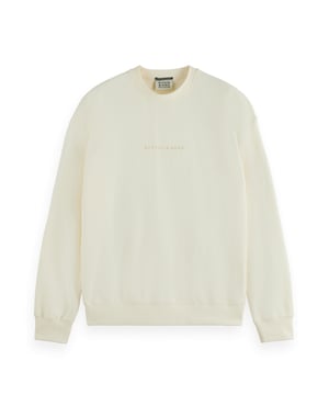 Entdecken Sie unvergleichlichen Stil und Komfort mit dem Herren Langarmshirt von Scotch & Soda. Dieses Shirt besticht durch seinen klassischen Rundhalsausschnitt und die eleganten Rippbündchen an Ausschnitt, Ärmeln und Saum, die eine perfekte Passform garantieren. Der dezente Logoschriftzug verleiht dem Shirt eine markante Note und betont den exklusiven Charakter.  Hergestellt aus hochwertigen Materialien, bietet dieses Langarmshirt höchsten Tragekomfort und Langlebigkeit. Ob für einen entspannten Tag oder einen stilvollen Abend - dieses Shirt ist der ideale Begleiter für jede Gelegenheit.   Erleben Sie den ultimativen Mix aus modischer Raffinesse und Komfort mit Scotch & Soda. Setzen Sie ein Statement mit einem Shirt, das sowohl durch sein Design als auch durch seine Qualität überzeugt. Perfektionieren Sie Ihre Garderobe mit diesem zeitlosen Klassiker und genießen Sie jeden Moment in stilvoller Eleganz.