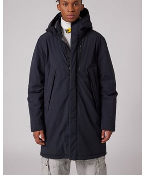 Easy is een gewatteerd lang jack met capuchon gemaakt van drielaags nylon-polyester popeline, uit de Base Camp familie. De lichte isolatie en hoogwaardige stof maken hem perfect voor de overgangsseizoenen.PMJKBC03