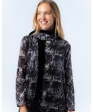 El fular Fernanda añade un toque de brillo y elegancia a tus días de invierno. Con su estampado de hojas de palmera en blanco y negro con lentejuelas, esta prenda es el complemento perfecto para realzar cualquier conjunto.
  
  
  
  Fular en tejido bordado con lentejuelas. 
  
  Estampado de hojas blanco y negro. 
  
  Cara interna en tejido de terciopelo negro.