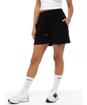 Enzo Sweat-Shorts. Verstellbarer Bund mit Kordelzug. Gebürstete Innenseite aus Fleece. Entspannte Passform für Freizeitkleidung. 2 Seitentaschen. 50% Baumwolle, 50% Polyester. Maschinenwaschbar. Erhältlich in 4 Farben.
