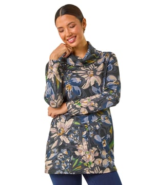 Floral Printed Roll Neck Top from Roman. Add a touch of Autumnal charm to your wardrobe with this floral high neck top. Featuring an all-over floral print, this top has long raglan sleeves and a chic high neck with a rolled edge. Two large pockets at the front add a practical element while keeping you stylish. Pair with jeggings and ankle boots for a trendy look that effortlessly transitions from day to night!