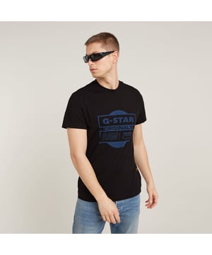 Rippkragen. G-Star RAW Grafikdruck auf der Vorderseite. Kein Verschluss. Das T-Shirt Originals Underground ist eines der Grafik-T-Shirts, die wir aus Bio-Baumwolle entwickelt haben. Diese gerade geschnittene Version zeigt einen Grafikdruck auf der Vorderseite. 100% Bio-Baumwolle. Eingebauter Stretch. Jersey-Strick.