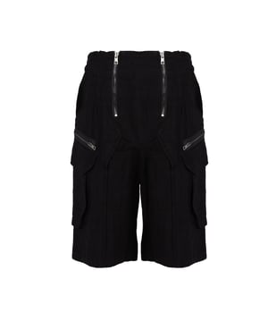 Corte sencillo

Este modelo de pantalones se caracteriza por un corte sencillo, que es perfecto tanto para atuendos casuales como para conjuntos más elegantes, aportándoles un toque de relajación y libertad.

Cierre con cremalleras logotipadas

Los pantalones cuentan con cierre de cremalleras logotipadas, que no solo proporcionan comodidad al usar, sino que también añaden un caracter único y lujoso.

Además, elástico cosido en la cintura

Además, el elástico cosido en la cintura garantiza un ajuste perfecto al cuerpo, lo que asegura comodidad durante todo el día.

Tiro medio

El tiro medio de estos pantalones es la solución ideal para quienes valoran la comodidad y versatilidad, ajustándose a diversos tipos de cuerpos y estilos.

Piernas rectas

Las piernas rectas hacen que estos pantalones sean clásicos y atemporales, ofreciendo al mismo tiempo mucha comodidad y practicidad.

Bolsillos en el frente

Los bolsillos en el frente ofrecen mucho espacio para pequeños imprescindibles, haciéndolos no solo estilosos sino también funcionales.

Dos bolsillos adicionales en las piernas

Los dos bolsillos adicionales en las piernas son la solución perfecta para aquellos que necesitan más espacio para guardar sus cosas.

Confeccionados con tela de alta calidad

Confeccionados con tela de alta calidad, estos pantalones garantizan durabilidad y confort al usar, manteniendo al mismo tiempo un aspecto elegante incluso después de muchos lavados.

Fabricados en Italia

Fabricados en Italia, estos pantalones combinan excelente artesanía y diseño único, siendo sinónimo de lujo y clase.