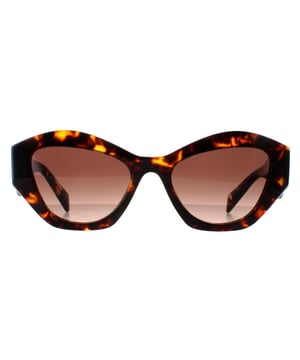 De Prada PR07YS VAU6S1 honingbruine zonnebril met kleurverloop is gemaakt met precisie en aandacht voor detail. Het slanke acetaat montuur is versierd met het iconische Prada logoplaatje op de slapen, wat een vleugje glamour toevoegt aan elke oogopslag. De glazen bieden niet alleen uitstekende bescherming tegen de zonnestralen, maar geven je look ook een vleugje mysterie en intrige.