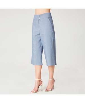 Deze broek is er in verschillende kleuren en materialen:
Grote riem, rechte breedbeen gesneden, zijzakken. Een tijdloos en veelzijdig stuk dat tegelijkertijd een chique en casual blik brengt. Het combineert gemakkelijk met een eenvoudig T-shirt en denimjack of met onze "op maat gemaakte blazer" verkrijgbaar in dezelfde stoffen om de "totale look" te spelen.

Productdetails
• Vorm: recht
• Fly Center Front
• Lengte: 77 cm