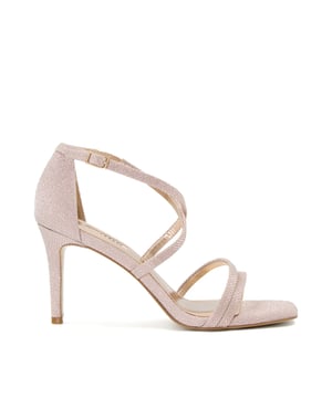 Maak een subtiele stijlverklaring met ons elegante ontwerp van vierkante tenen op hoge hakken. Rustend op een stilettohak en veilig op zijn plaats gehouden met een verstelbare enkelband, zijn deze sandalen met een open teen en brede pasvorm een veelzijdige aanvulling op je hakkenrepertoire.