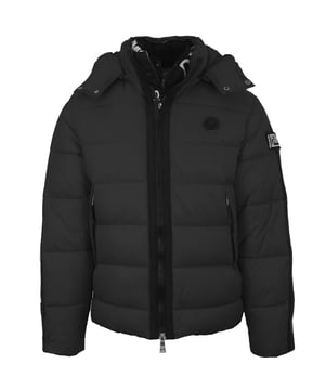 !Mantengase abrigado y elegante con la chaqueta negra acolchada con logo circular de Plein Sport! Confeccionada pensando en la comodidad, esta elegante chaqueta negra cuenta con un forro acolchado y el logotipo circular caracteristico de Plein Sport. !Disfruta de una calidez superior combinada con una elegancia atemporal! Bolsillos delanteros con cierre de cremallera, parche en el pecho, abrigo con capucha con cierre de cremallera central, relleno: 100% poliamida, forro: chaqueta acolchada 100% poliester, estilo de cierre de cremallera: UPPS01F 99