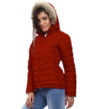 Presentamos la Chaqueta Puffer para Mujer de Kruze, una combinación perfecta de estilo, calidez y funcionalidad para el clima frío. Esta chaqueta ligera está diseñada con un cierre de cremallera completo para un uso fácil y cuenta con una capucha removible con lujoso ribete de piel sintética, que añade un toque de sofisticación a tu look de invierno. Detalles como los bolsillos laterales con cremallera brindan un almacenamiento seguro para tus esenciales, mientras que los paneles laterales elásticos y plisados ofrecen un ajuste flexible que se adapta a tus movimientos. Con su diseño versátil y materiales de primera calidad, esta chaqueta puffer te mantiene abrigada y con estilo en los días más fríos.