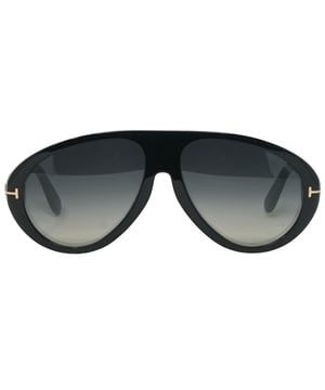 Bescherm je ogen in stijl tegen de zon met deze Tom Ford Zwarte Zonnebril. Hun lichtgewicht ontwerp zorgt voor maximaal comfort en hun lenzen bieden 100% UV-bescherming. De strakke zwarte monturen maken deze zonnebril de perfecte aanvulling op elke outfit. Armlengte = 140, lenslengte = 60, neusbrug = 15. Zwarte zonnebril, zonnebril met smoke gradient lens, zonnebrillenkoker, schoonmaakdoekje en onderhoudsinstructies allemaal inbegrepen, 100% bescherming tegen UVA- en UVB-zonlicht en conform Britse norm EN 1836:2005 Stijlcode: FT0988 01B