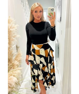 Our Multi Geometric Print 2 in 1 Long Sleeve Double Frill Split Midi
Dress is right on trend this season! Featuring a black long sleeve
top, padded shoulders, a double frill skirt with two splits either
side and a zip up back. Style with heels and a matching bag to
complete the look!

Model wears: UK 8/ EU 36/ US 4
Model's height: 175cm/ 5'9"
Approx length from centre back to hem: 133cm
Fabric composition: 100% Polyester 
Colour: MULTI

*print position may vary*