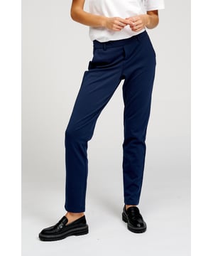 Unsere Original Performance Pants™ sind Hosen mit stilvollem Look und hervorragender Funktionalität. Genießen Sie den ganzen Tag lang hervorragenden Komfort. Das blaue Modell passt gut in jeden Kleiderschrank und zu jedem Outfit. Die Hose verhilft Ihnen also zu einem Look, der sowohl stilvoll als auch bequem ist. Wenn Sie hohe Ansprüche an die Funktionalität und Qualität Ihrer Kleidung stellen, sind Sie bei der Perform-Kollektion von TeeShoppen an der richtigen Adresse. Wir haben diese Kollektion entwickelt, um die besten Kleidungsstücke für Sie herzustellen, mit Materialien, die weich, bequem und dehnbar sind, so dass Sie sie den ganzen Tag tragen können. Hier sehen Sie eine Hose in der Farbe Blau.

Welche Größe haben die Hosen? Die Hosen können in 18 verschiedenen Größen ausgewählt werden. Siehe und wählen Sie die Größe unter "Größe". Die Größen sind für Frauen angepasst.

Über TeeShoppen: Bei TeeShoppen glauben wir nicht immer, dass Preis und Qualität Hand in Hand gehen, und wir wollen das beweisen. Unser Sortiment besteht aus verschiedenen coolen Basisartikeln, die in jeden Kleiderschrank passen. Und es ist nicht langweilig, nur weil es einfach ist. Unsere Kleidungsstücke sind so konzipiert, dass sie für eine Vielzahl von Anlässen geeignet sind und gleichzeitig aus hochwertigen Materialien hergestellt werden, die einen hohen Tragekomfort gewährleisten. Sie wünschen sich einen zeitlosen Anbieter von Mode für Damen und Herren? Dann sind Sie bei uns genau richtig. Bei TeeShoppen zahlen Sie nicht für teure Marken und Kosten, sondern nur für Qualität und Service, der uns wichtig ist. Und natürlich erweitern wir unser Sortiment ständig im Einklang mit der Mode, so dass Sie bei uns immer eine moderne Basic-Kleidung finden können.