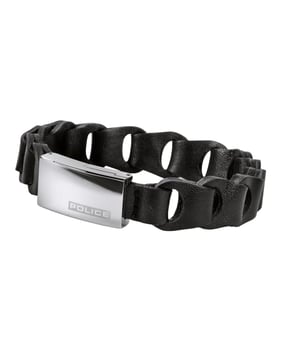 Police: Correa de cuero negra "confederada" Cuando la marca POLICE se lanzó en Italia en 1983, fue una de las primeras empresas en convertir las gafas de sol en una declaración de moda. A lo largo de la década de 1980, estas gafas de sol elegantes y sofisticadas se hicieron famosas en todo el mundo. A medida que la empresa creció, rápidamente expandió su icónica marca de gafas a una popular gama de fragancias, ropa y relojes. Los relojes POLICE se lanzaron en 2003 y rápidamente se convirtieron en un componente importante de la personalidad general de la marca POLICE. POLICE Mens PL-12087JS-02 Reloj de moda TopGear La marca POLICE atrae a personas con un fuerte sentido de su propia individualidad. Parte de la popularidad de los relojes POLICE siempre ha sido la fantástica selección de estilos disponibles. Cada reloj POLICE hace una gran declaración. No importa si buscas sofisticación urbana en movimiento o punk callejero valiente. No importa lo que esté buscando, es muy probable que haya un reloj POLICE que se adapte a su estética personal. Durante muchos años, caras conocidas como Bruce Willis, George Clooney, David Beckham y Antonio Banderas han estado asociadas con la marca POLICE. Estas estrellas ayudaron a poner a la POLICÍA en el mapa. Sin embargo, la empresa siempre supo que estas conocidas celebridades nunca fueron las verdaderas estrellas. Sus clientes lo eran. Relojes POLICE En 2010, POLICE lanzó una nueva y revolucionaria campaña de marketing diseñada para reconocer las cualidades especiales que hacen de alguien un cliente de POLICE. La compañía anunció que estaban buscando una cara nueva para ponerse en la piel de las personas famosas que habían representado a POLICE antes y que esa persona se convertiría en la nueva cara de la marca. Este concurso 'Be Younique' fue tremendamente popular y después de evaluar miles de entradas, un joven desconocido llamado Andrea Garbolino de la ciudad italiana de Settimo Torinese fue seleccionado para lanzar la campaña publicitaria internacional de 2010. Un nuevo concurso 'Be Younique' está en marcha ahora mismo y cualquiera que compre un reloj POLICE dentro de los próximos doce meses recibirá descuentos exclusivos, así como la oportunidad de ganar increíbles premios que incluyen volar un avión de combate en Rusia, divertirse en Río y buceo en Maldivas. Hay 12 premios diferentes correspondientes a 12 zonas horarias diferentes.
