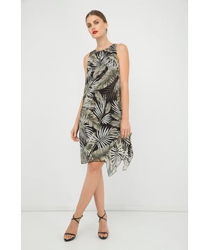 Vestido de verano sin mangas y con escote redondo en tejido estampado tipo gasa-crepé, 100% viscosa. Abertura en la nuca que se cierra con botón negro y cremallera oculta. Hombros ligeramente estilo corredor. Pinzas en el busto para un ajuste perfecto. En el dobladillo izquierdo hay un volante del mismo tejido de 12cm de ancho. El volante comienza 34 cm por encima del dobladillo y termina en el centro en la parte inferior. Forro tejido negro, 100% viscosa. Una silueta de línea. Nuestro modelo mide 178 cm y usa la talla 36. Medidas de la talla 38 (en cm): Busto-48; Longitud del cuerpo-97; cintura-49; Ancho de hombros-28; Dobladillo-55. La prenda es de gran tamaño. Vestido de verano Conquista sin mangas en tejido tipo gasa-crepé estampado con detalle de volante.