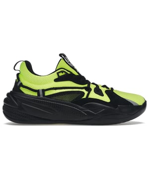 Los entrenadores de hombres PUMA J. Cole X RS-Dreamer representan una colaboración especial entre Puma y el rapero nominado al Grammy J. Cole. Estas zapatillas de deporte combinan el diseño innovador de Puma con el estilo único y la influencia creativa de J. Cole. Aquí hay una descripción de los entrenadores masculinos Puma J. Cole X RS-Dreamer, destacando sus características clave:

1. Colaboración exclusiva: estos entrenadores son el resultado de la asociación entre Puma y J. Cole, lo que los convierte en un elemento de coleccionista para los fanáticos de la marca y el artista. Muestran un diseño que incorpora elementos del estilo personal de J. Cole.

2. Estética contemporánea: los entrenadores de RS-Dreamer cuentan con un diseño moderno y de moda con un color versátil, lo que los hace adecuados para ropa de calle y varias ocasiones casuales.

3. Fit cómodo: la comodidad es una prioridad con estos entrenadores, con un collar acolchado y una lengua para un ajuste cómodo y acolchado. La plantilla SoftFoam+ acolchada garantiza la comodidad durante todo el día, haciéndolos adecuados para el uso extendido.

4. Colchoning receptivo: estos entrenadores incorporan la tecnología RS (sistema de ejecución) de PUMA en la entresuela, proporcionando amortiguación receptiva que absorbe el impacto y devuelve la energía con cada paso. Esto mejora la comodidad y el rendimiento general.

5. Construcción duradera: PUMA es conocido por la durabilidad de su calzado, y estos entrenadores no son la excepción. Están construidos para resistir el desgaste diario, asegurando el rendimiento y el valor duradero.

6. Uso versátil: más allá de su diseño elegante, estos entrenadores son adecuados para actividades atléticas ligeras, como caminar o entrenamientos ligeros. Ofrecen un equilibrio de estilo y funcionalidad para varias ocasiones.

7. Cierre de encaje: los entrenadores cuentan con un sistema de cierre de cordones tradicional, lo que le permite personalizar el ajuste a su preferencia, asegurando una sensación segura y cómoda.