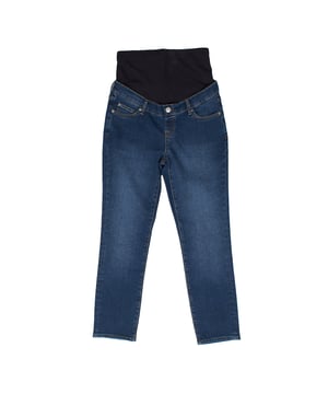 Estos jeans de maternidad están diseñados para brindar confort y funcionalidad durante todo el embarazo.  

Presentan un panel elástico suave que se ajusta perfectamente sobre el vientre, proporcionando soporte sin apretar. 

Incluyen un cierre de botón tradicional y una cintura ajustable interna, lo que permite un ajuste personalizado y mayor versatilidad a medida que el abdomen crece. 

Con el clásico diseño de cinco bolsillos y un corte recto a lo largo de las piernas, estos jeans combinan el estilo moderno de un pantalón vaquero con la comodidad necesaria durante la maternidad.
 Composición: Exterior: 88% Algodón, 10% Poliéster, 2% Elastano
 Cuidados:
- Lavar a máquina con agua fría.
- Utilizar colores similares en el lavado.
- Evitar el uso de blanqueadores.
- Secar a baja temperatura en secadora.
- Planchar a baja temperatura.
- No lavar en seco.