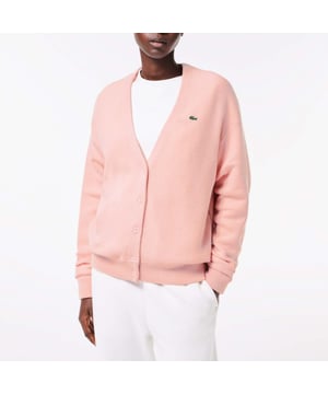 Dames Lacoste Wollen Vest met V-hals: Een klassiek vest. Contrasterende naden:  Lacoste stijl tot in de laatste details. Ton sur ton rubberen knoop: Geen detail aan het toeval overgelaten. Geborduurde krokodil op de borst: De emblematische handtekening van Lacoste. Verantwoorde wol in ribbelsteek:  Warm. Licht. Duurzaam.