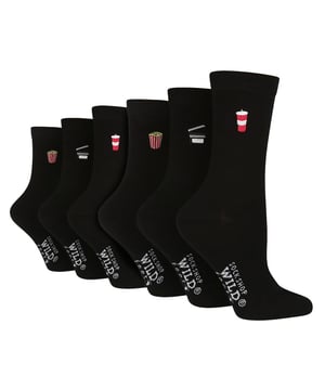 Als je op zoek bent naar schoenen die de perfecte balans vinden tussen kwaliteit en onconventionele stijl, zoek dan niet verder dan Wild Feet. Hun collectie sokken biedt een scala aan grappig en eigenzinnige ontwerpen die zeker in het oog zullen springen. Van theecakes tot schelpen, ze bieden een grote verscheidenheid aan patronen die tegemoetkomen aan alle smaken. Gemaakt met hoogwaardige kwaliteit Door het katoenrijke materiaal garanderen deze sokken de hele dag een zacht en comfortabel gevoel aan je voeten. Of je nu boodschappen doet, thuis werkt of ontspant, deze sokken houden je voeten behaaglijk en knus. Elk pakje sokken heeft 3 verschillende geborduurde ontwerpen. Deze ontwerpen omvatten: gebak, theecakes, schelpen, fastfood, films, vlinders, bosdieren en zelfs kerstontwerpen. Je kunt de ontwerpen mixen en matchen om je eigen unieke stijl te creëren. Wild Feet is een assortiment sokken met coole ontwerpen, schattige motieven en eigenzinnige slogans - van mopshonden en pinguïns tot leeuwen en lama's! - Kies uit een reeks stijlen voor heren en dames, van enkel- tot sportsokken. Er zijn zelfs enkele sportieve stijlen beschikbaar! Ze zijn 6 paar per verpakking en worden geleverd in één maat Dames 37-42 EU. Ze zijn gemaakt van 76% katoen, 22% polyamide, 2% elastaan ​​en zijn machinewasbaar.