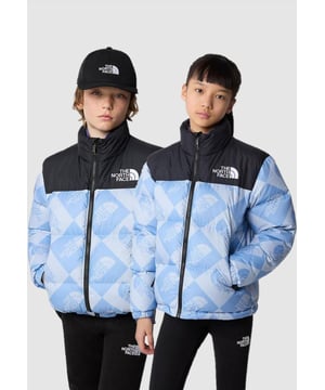 The North Face Teens 96 Retro NUPTSE Jacket Dusty Periwinkle Logo Geometry Print. - - . Relaxte pasvorm: Dit kledingstuk valt iets losser voor meer comfort. - - . We hebben ons iconische NUPTSE-ontwerp rechtstreeks van de pistes van de jaren 90 naar de straat gebracht. - - . Deze nieuwe versie van het 1996 Retro NUPTSE Jacket is gemaakt voor tieners en heeft een boxy silhouet, originele glanzende ripstop stof, iconische oversized baffles en een opstaande kraag om ze warm te houden als het koud wordt. - - .  Sterker nog, het is gemaakt van gerecycled materiaal, waardoor afgedankt plastic nuttig wordt gebruikt.