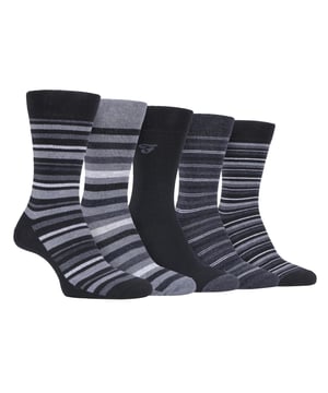 Pack de 5 calcetines Farah con dibujo clásico Un par de calcetines elegantes es esencial para completar cualquier conjunto formal. Estos calcetines de vestir Farah pueden hacer el truco con sus patrones clásicos y ajuste cómodo. Estos calcetines clásicos son ideales para cualquier situación con su mezcla de diseños y colores, siendo fáciles de combinar con cualquier atuendo que lleves. Estos calcetines están fabricados con un 47% de algodón, lo que los hace muy suaves y cómodos de llevar. El algodón también ayuda a regular la temperatura, asegurando que los pies estén frescos en verano y calientes en invierno. Estos calcetines también tienen una parte superior Gentle Grip que se amolda cuidadosamente al contorno natural de la pierna. Esta suave parte superior mantiene los calcetines en su sitio sin la constricción habitual de los puños normales, lo que los hace más cómodos durante largos periodos de uso. Estos calcetines están disponibles en las tallas 6-11 del Reino Unido y se venden en paquetes de 5 pares. Hay muchos modelos y colores disponibles. Detalles adicionales del producto - 5 pares - 6-11 UK - Marca Farah - Gentle Grip parte superior suave - Muchos estilos / colores - Algodón suave - Transpirable - 47% Algodón 45% Poliéster 7% Nylon 1% Elastano