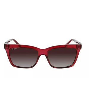 Gafas de sol SF1027S con montura de acetato.

Forma y diseño:
- Estas gafas Salvatore Ferragamo tienen una silueta rectangular.

Material de la montura:
- La montura de estas gafas está fabricada en acetato, un material plástico.
- El acetato proporciona durabilidad, flexibilidad y un acabado liso a la montura.

Patillas de acetato:
- Las patillas también están hechas de acetato, a juego con el material de la montura.
- El acetato en las patillas las hace livianas y cómodas de llevar.

Detalles de la marca:
- Grabado de la marca Salvatore Ferragamo en la lente y en las patillas.
- Estos elementos de diseño ayudan a identificar claramente el modelo como parte de la colección de gafas Salvatore Ferragamo.

Lentes:
- Los lentes son de alta calidad.
- Estos lentes proporcionan una excelente protección UV y una visión nítida y clara.
 Medidas: Medidas: Alto lente: 40 mm, Ancho lente: 55 mm, Puente: 16 mm, Patillas: 140 mm.
 Composición: Acetato
 Cuidados:
Limpieza y mantenimiento:
- Limpiar las gafas con agua y jabón (neutro).
- No utilice paños sucios o abrasivos, que puedan alterar las características de los filtros.
- Utilice solo accesorios y repuestos originales.