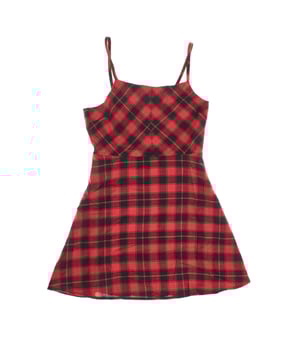 Vestido de tirantes juvenil con un diseño de cuadros que fusiona modernidad y estilo clásico. 

La parte superior destaca con un patrón de cuadros en disposición diagonal, que contrasta de manera elegante con la falda, donde los cuadros se presentan en alineación recta. 

Los tirantes ajustables permiten un calce personalizado, añadiendo comodidad y versatilidad.

Perfecto para cualquier ocasión, este vestido es una prenda versátil que se adapta a múltiples estilos y combinaciones.
 Composición: Exterior: 100% Algodón; Interior: 100% Poliéster
 Cuidados:
- Lavar a máquina en agua fría.
- Usar detergente suave.
- No usar secadora.
- Planchar a baja temperatura.
- No lavar en seco,