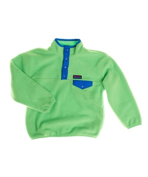 Sudadera de forro polar para niños de GAP, diseñada para brindar máxima calidez y confort. 

Cuenta con un cuello alto y un cierre parcial de botones a presión, facilitando su colocación y añadiendo un toque de estilo. 

En el pecho, además del práctico bolsillo con solapa y botón, se encuentra el icónico logo de GAP bordado, que aporta un detalle distintivo y auténtico.

Su tejido de forro polar suave es ideal para proteger del frío, haciendo de esta sudadera una elección perfecta para días frescos.
 Composición: 100% Poliéster
 Cuidados:
- Lavar a máquina máx. 30ºC..
- Utilizar colores similares en el lavado.
- Evitar el uso de blanqueadores.
- Secar a baja temperatura.
- Planchar a baja temperatura.
- No lavar en seco.