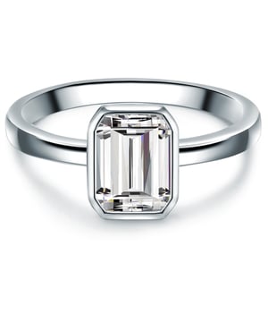 Are you looking for an exquisite engagement ring? This solitary ring of the 1934 label guarantees an enthusiastic "yes" of her loved ones! The opulent, angular zirconia crystal in emerald cut becomes a mysteriously sparkling eyecatcher on a deliberately minimalist-sided ring rail. A rhodium -off protects the ring made of high -glossly polished 925 silver from starting. A stylish accessory that is not only an affordable alternative to expensive diamond rings, but is also often worn after the wedding!