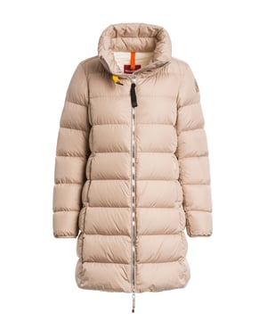 Dit dijlange gewatteerde jack biedt de perfecte balans tussen stijl en functie. De normale pasvorm en hoge opstaande kraag zorgen voor een comfortabele pasvorm en een moderne look. Dankzij de tweewegritssluiting kan het jack flexibel worden aangepast, terwijl de elastische manchetten en ventilatie onder de armen voor extra bescherming en ademend vermogen zorgen. Twee zijzakken met ritssluiting en een praktische binnenzak met klittenbandsluiting bieden ruimte voor kleine benodigdheden. Dit warm gevoerde en weerbestendige jack is ideaal voor koude, winderige dagen. De discrete labelpatch op de mouw rondt het tijdloze ontwerp stijlvol af.