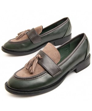 Casual moccasin for women. Comfortable fit. Made with vegan materials. Manufactured by other brands for our brand.