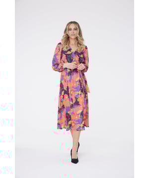 Este vibrante vestido con estampado floral está completamente forrado con un tejido superior elástico y suave que da un acabado elegante. Este vestido midi es versátil y perfecto para todas las ocasiones y eventos. El hermoso estampado, las largas mangas de globo y la silueta fluida trabajan juntas para realzar el carácter del vestido. El vestido Bella presenta un diseño de escote en V que favorece la figura. Combínalo con zapatillas blancas para un look más informal o con tacones para tu próxima fiesta o boda.

Largo, fluido, estampado de tendencia.

95% Poliéster, 5% Elastano

Forro: 100% Poliéster

Lavado a máquina a 30°