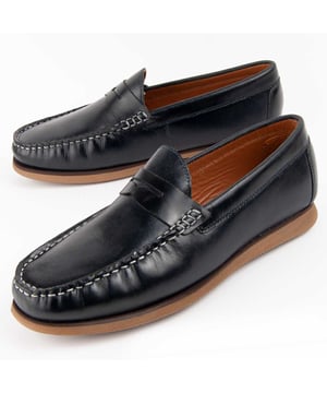 Purapiel garantie, 10 jaar garantie. Casual mocassin voor mannen. Gemaakt van 100% natuurlijk leer, vrij van Chroom VI. Materialen van de hoogste kwaliteit. Antislip rubberen zool. Gemaakt door een ander merk voor ons merk.