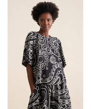 Feminin und elegant: Die Shirtbluse von Seidensticker aus der "The Statement Prints" Kollektion erweitert Ihre Garderobe um einen hochwertigen Look, der den Geist der Zeit trifft. Leinen wird mit hoher Dichte gewebt und ergibt daher ein extrem widerstandsfähiges Material. In Kombination mit 100% Leinen ist sie ideal für pflegeleichte Business-Outfits. Im klassisch-geraden Regular Schnitt bietet die Shirtbluse hohen Tragekomfort und liegt leger an. Das attraktive Druck-Muster verleiht dazu die passenden modischen Nuancen. Ein zeitloses Basic, das nicht nur modisches Know-How sondern auch feminines Selbstbewusstsein vermittelt. Bei schönem warmen Wetter ist diese Kurzarm-Shirtbluse eine gute Wahl. Ein Rundhals-Ausschnitt betont den smarten Charakter. Edle Perlmuttknöpfe wirken als unaufdringliche Details.