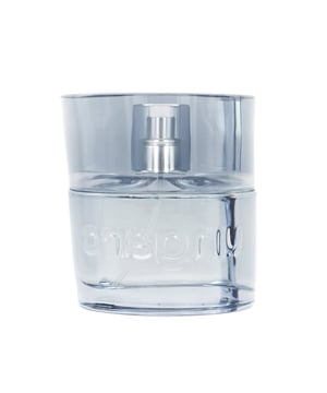 Ungaro Man Das maskuline Eau de Toilette, &ldquo;Man&rdquo; von Ungaro aus dem Jahre 2008 betört die Nase vom ersten Moment an. Eine würzige Note von Basilikum gibt Einblick in einen zu gleichen Teilen unverhofften wie faszinierenden Duft. Durchschreitet man die ersten großen olfaktorischen Tore so empfängt einen als nächstes der Kern dieser ungewöhnlich berauschenden Kreation: Tabak. Gehen wir weiter und verlieren uns noch weiter in diesem Duft so stoßen wir auf ein langanhaltendes Fundament von Zedernholz. Der Duft von Ungaro ist eindeutig aromatisch und fougere geprägt. Probieren Sie es aus. Es wird Sie nicht enttäuschen.