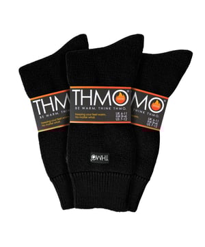 Wenn die Temperaturen sinken, brauchen Sie ein zuverlässiges Paar Thermosocken, die die Kunst, Ihre Füße warm und bequem zu halten, perfektioniert haben. Die Designer dieser THMO-Thermosocken für Männer haben Komfort und Wärme zu ihren Prioritäten gemacht. Die THMO Thermosocken wurden aus einem schweren Acrylgarn mit extremen thermischen Eigenschaften hergestellt. Sie sind auf der Innenseite doppelt gebürstet, um die Wärme zu maximieren, indem sie die warme Luft einschließen und nahe an den Füßen halten. Durch diese Bürstung wird die Innenseite der Socke weicher, so dass sie sich sowohl für den Einsatz in Innenräumen als auch für Aktivitäten im Freien eignet. Diese Thermosocken fühlen sich auch so an, als wären sie nahtlos und haben eine saubere, handgekettelte Spitze. Der gerippte Rand am oberen Ende der Socke wurde so gestaltet, dass er sich den natürlichen Konturen Ihrer Beine anpasst. Dieses breite, weiche Oberteil bietet den ganzen Tag über Komfort und verringert die Gefahr, dass sich an Ihren Beinen unangenehme Einschnürungen bilden. Diese THMO-Thermosocken für Männer sind in verschiedenen Farben und in den Größen 6-11 UK, 39-45 Eur, 7-12 US erhältlich. Sie sind sicher in der Maschine waschbar.