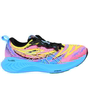 Trete ein lebendiges Zusammenspiel aus Stil und Performance mit den Asics Gel-Cumulus 25 Damen Lauf-Schuhen in mehreren Farben. Diese Schuhe sind für Läuferinnen entworfen, die sowohl Komfort als auch auffälliges Design schätzen, und bieten bei jedem Schritt eine sanfte, energiegeladene Fahrt. Das dynamische, mehrfarbige Obermaterial sticht nicht nur hervor, sondern besteht auch aus leistungsfähigem Mesh für überlegene Atmungsaktivität und einen sicheren, anpassungsfähigen Sitz. Mit Asics’ charakteristischer GEL-Dämpfungstechnologie in Ferse und Vorfuß absorbieren diese Schuhe effektiv Stöße und reduzieren die Aufprallkräfte während deiner Läufe. Eine reaktionsfreudige Zwischensohle in Kombination mit einer langlebigen Gummiaußensohle sorgt für hervorragende Traktion und Stabilität auf verschiedenen Oberflächen und macht diese Schuhe ideal für das tägliche Training und lange Distanzen.

Hauptmerkmale:
Lebendiges, mehrfarbiges Design:

Eine auffällige Mischung aus Farbtönen, die deiner Laufausrüstung eine moderne, stilvolle Note verleiht.

Leistungsstarkes Mesh-Obermaterial:

Sorgt für verbesserte Atmungsaktivität und einen enganliegenden, anpassungsfähigen Sitz, damit deine Füße kühl und komfortabel bleiben.

Charakteristische GEL-Dämpfung:

Strategisch in der Ferse und im Vorfuß platziert, absorbiert sie Stöße und reduziert den Aufprall für eine sanftere Fahrt.

Reaktionsfreudige Zwischensohle:

Bietet ausgewogene Energierückführung, um einen konstanten, effizienten Schritt beizubehalten.

Langlebige Gummiaußensohle:

Sicherstellt, dass du auf verschiedenen Laufoberflächen zuverlässige Traktion und Stabilität hast, was die Gesamtperformance verbessert.

Verbessere dein Lauferlebnis mit den Asics Gel-Cumulus 25 Damen Lauf-Schuhen – wo innovative Dämpfung auf auffälligen Stil trifft, für jeden Kilometer, den du eroberst.