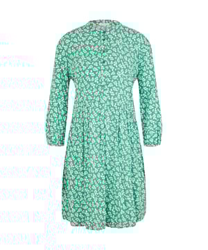 Deze jurk combineert tijdloze elegantie met moderne luchtigheid. Het knielengte model en de flatterende V-hals benadrukken een vrouwelijk silhouet, terwijl de zachte, vloeiende stof het comfortabel maakt om te dragen. De stoffen ceintuur, die individueel geknoopt kan worden, benadrukt stijlvol de taille en biedt flexibele stylingopties. Met zijn korte mouwen en veelzijdige pasvorm is deze jurk de perfecte metgezel voor zonnige dagen, speciale gelegenheden of alledaags gebruik - altijd comfortabel en stijlvol.