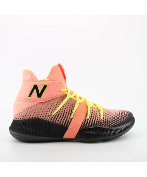La zapatilla de baloncesto de New Balance de Kawhi Leonard recibe un tratamiento californiano, a saber, una combinación de colores que asiente al amanecer en su estado natal. El New Balance OMN1 ofrece un ajuste de alto contenido combinado con una entresuela de bosque de combustible de longitud completa, combinando rebote y estabilidad en una silueta. Hecho con una construcción 3D Ultra Heel y una parte superior de fitweave infundida, la brillante zapatilla de baloncesto de New Balance Omn1 está dentro y fuera de la madera dura como una zapatilla de deporte de rendimiento llamativo.
- New Balance OMN1 "Sunrise Pack"
- Fitweave superior
- Fuelle Fuelcell Foam Mid Desafe
- El diseño de Ultra Heel abraza la parte posterior del pie
- Suela de goma