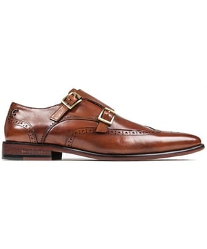 Aquellos que buscan un gama alta. Un zapato elegante y con vanguardia no necesita buscar más. Los zapatos Simon Carter Spaniel Monk en color canela son unos zapatos sin cordones de lujo para hombre con materiales de primera calidad y un diseño clásico con un toque moderno. Con detalles brogue. Marca Simon Carter y forro y plantilla de piel. Este diseño exclusivo garantiza que destacarás entre la multitud. donde quiera que vayas.