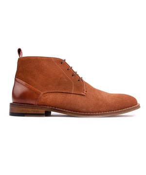 Botas chukka color tostado Simon Carter Byrd 2 con cordones y parte superior de ante suave. Refuerzo del talón textil de la marca del diseñador. Detalle de tacón de piel fina y forro y calcetín estampados exclusivos. Estos inteligentes. Los zapatos exclusivos para hombre de Simon Carter son tu elemento básico elegante para muchas ocasiones.