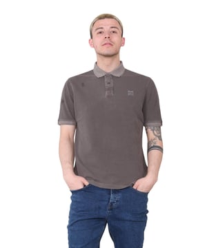 M&S Klassiek herenpoloshirt van puur katoen. - - . Houd er rekening mee dat dit een gloednieuw exemplaar is, maar dat de M&S-merktags zijn verwijderd om aan de voorwaarden te voldoen of dat ze zwart zijn geschreven. - - . Regular Fit-ontwerp met een slimme kraag en knoopsluiting. - - . Korte mouwen houden je koel en geborduurde details op de borst zorgen voor een merkaccent. - - . Bovendien is de stof kledinggeverfd voor een authentieke gewassen look.