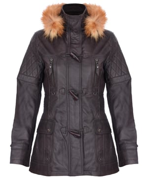 Mejora tu guardarropa de invierno con nuestra lujosa parka acolchada de cuero con diseño de rombos para mujer, diseñada para agregar exuberancia a tus atuendos para clima frío. Confeccionada con 100 % cuero napa ultra suave de primera calidad, esta chaqueta ofrece una sensación cómoda y lujosa. Esto es lo que la distingue: Acolchado de rombos: la chaqueta presenta un lujoso acolchado de rombos que agrega una textura elegante al cuero ultra suave, creando un diseño único y visualmente atractivo. Capucha forrada de piel desmontable: para mayor calidez y un toque de clase, la chaqueta viene con una capucha forrada de piel desmontable, que brinda comodidad y estilo. Cuello alto tipo embudo: debajo de la capucha, un cuello alto tipo embudo protege contra el viento y se puede abrochar con un cierre de palanca tradicional, lo que ofrece mayor protección y elegancia. Múltiples bolsillos: esta chaqueta ofrece practicidad con dos bolsillos con solapa en la cintura y bolsillos adicionales con cremallera que corren verticalmente en el pecho, lo que garantiza que tengas un amplio espacio de almacenamiento para tus elementos esenciales. Detalles acolchados: los detalles acolchados en los hombros, la espalda y la capucha realzan el diseño general, agregando sofisticación y calidez a la chaqueta. Esta parka acolchada de cuero con rombos para mujer es la opción perfecta para quienes buscan estilo y funcionalidad en su atuendo de invierno.