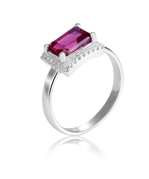 Deze uitgebreide Ring voor Vrouwen van Orphelia is het perfecte cadeau om uzelf of een geliefde te verwennen. De Ring is gemaakt van 925 Sterling Zilver, gekleurd Zilver in maat: 56 en weegt 2,6 gram met een breedte van 0,8 cm op het breedste punt. De Orphelia Vrouwen 925 Sterling Zilveren Ring - Zilver ZR-7425/RU wordt geleverd in een verbluffende geschenkdoos en heeft een garantie van twee jaar.