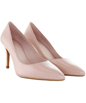 Verhoog je stijl met de Ted Baker Alysse damesschoenen, een perfecte combinatie van verfijning en eigentijds design. Ted Baker's toewijding aan kwaliteit en mode is duidelijk zichtbaar in elk detail van deze chique en veelzijdige schoenen.

Belangrijkste kenmerken:

 Elegant ontwerp:  De Alysse schoenen hebben een elegant ontwerp dat naadloos klassieke elementen combineert met moderne esthetiek, waardoor ze een tijdloze maar modieuze look bieden.

 Klassieke kleur: De rijke kleur voegt een vleugje veelzijdigheid toe, waardoor deze schoenen een breed scala aan outfits kunnen aanvullen, van casual tot meer formele ensembles.

 Vakmanschap van hoge kwaliteit:   Gemaakt met precisie en aandacht voor detail, weerspiegelen deze schoenen Ted Baker's toewijding aan kwaliteit, waardoor zowel stijl als duurzaamheid gewaarborgd zijn.

 Comfortabele pasvorm:   Geniet van comfort met een ontwerp dat rekening houdt met zowel stijl als ondersteuning, waardoor deze schoenen geschikt zijn voor verschillende gelegenheden en langdurig dragen.

 Subtiel Ted Baker Merk:   Kijk uit naar het discrete Ted Baker merk, een teken van authenticiteit en een symbool van de toewijding van het merk aan verfijnde stijl.

 Veelzijdige stijl:   Deze zwarte schoenen zijn ideaal voor zowel casual als semi-formele settings en kunnen worden gecombineerd met rokken, jurken, broeken of zelfs jeans voor een gepolijste en verfijnde look.

Stap in tijdloze elegantie met de Ted Baker Alysse damesschoenen, waar verfijning en hedendaagse mode elkaar ontmoeten bij elke stap.